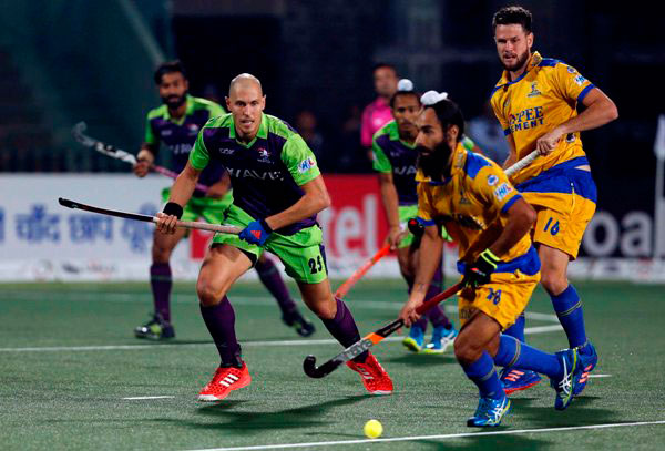 Delhi Waveriders struck early when Mandeep Singh won them a penalty corner in the 4th minute