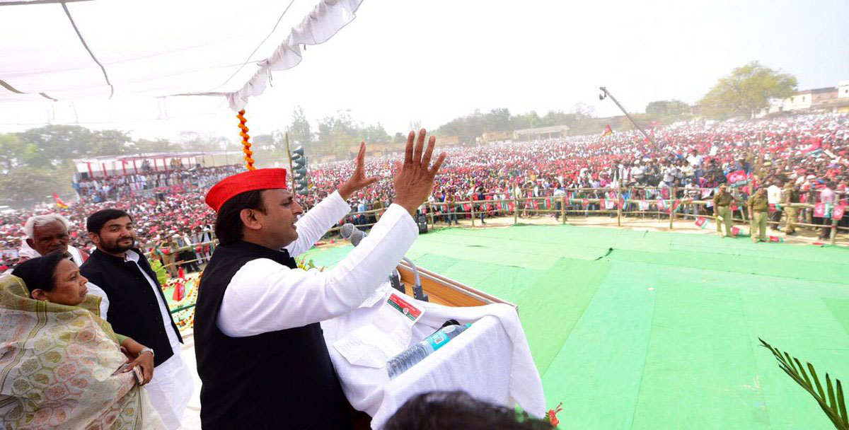 Akhilesh Yadav adressing at the Jaunpur rally