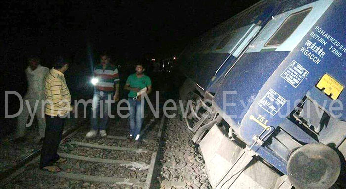 Mahakaushal Express derails in Mahoba