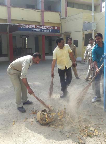Uttar Pradesh police cleaning police station 