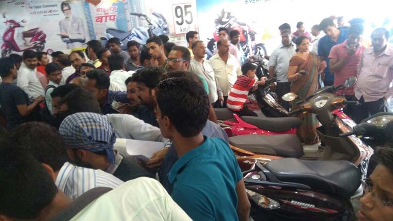 People queue up to buy BS-III vehicles in  Gorakhpur 