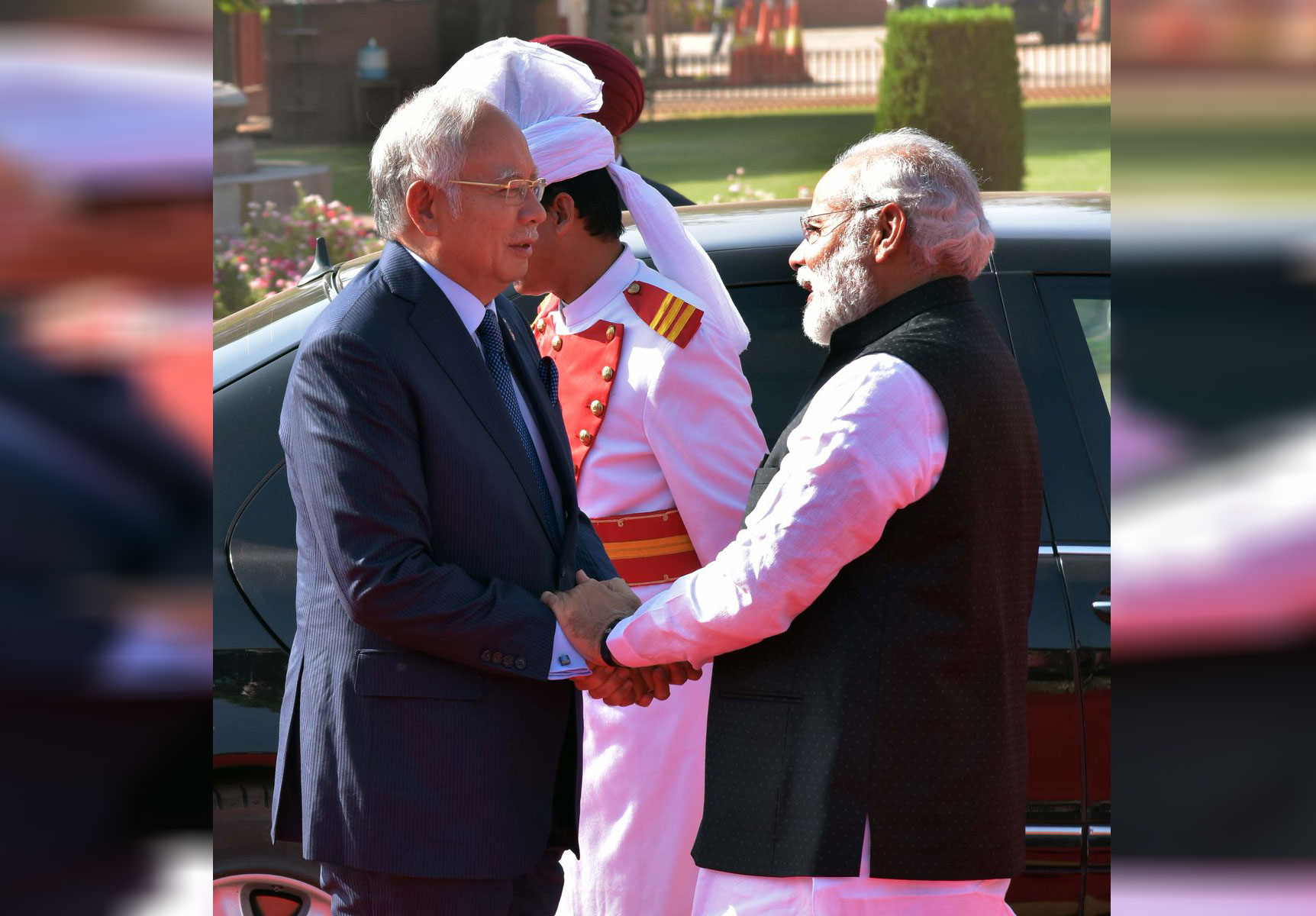 Najib Razak being warmly welcomed by PM Modi at Rahtrapati Bhavan