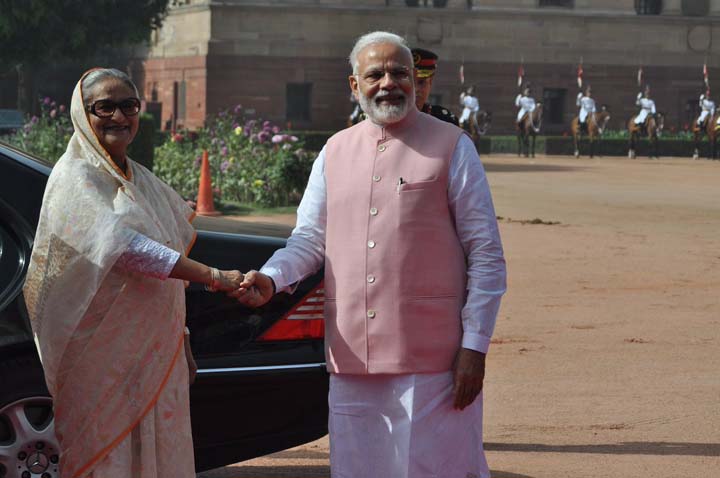 PM Narendra Modi receiving Bangladesh Prime Minister Sheikh Hasina at the Rashtrapati Bhawan