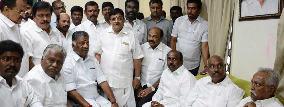 Panneerselvam and 20 ministers decided to oust Sasikala and Dinakaran