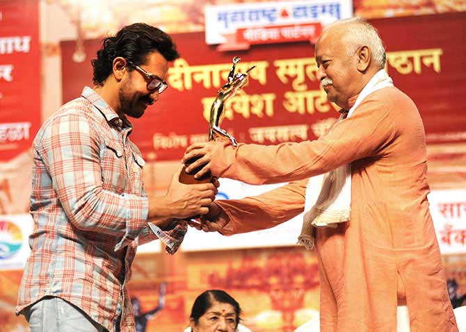 Aamir receives Dinanath Mangeshkar award from RSS chief
