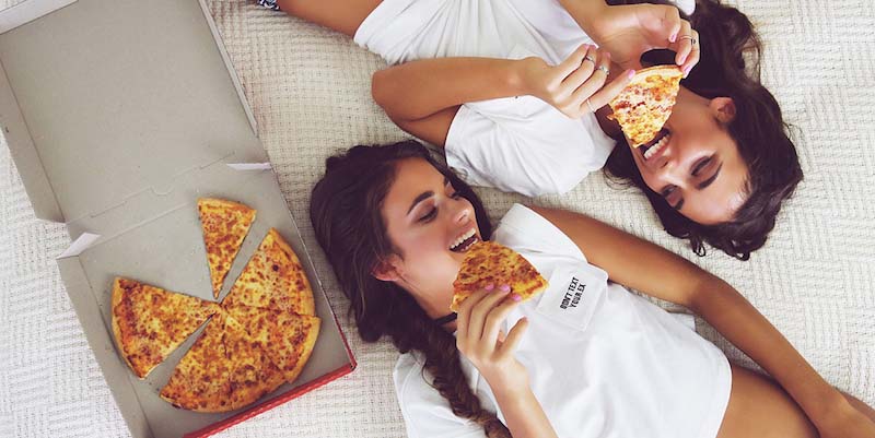 Women eating pizza 