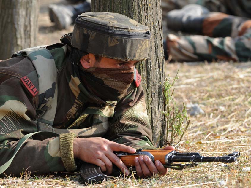 A view of Indian Army holding gun for encounter (File Photo)