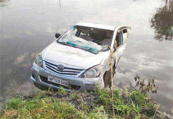 The car by which they were travelling fell into the Fatehpur car