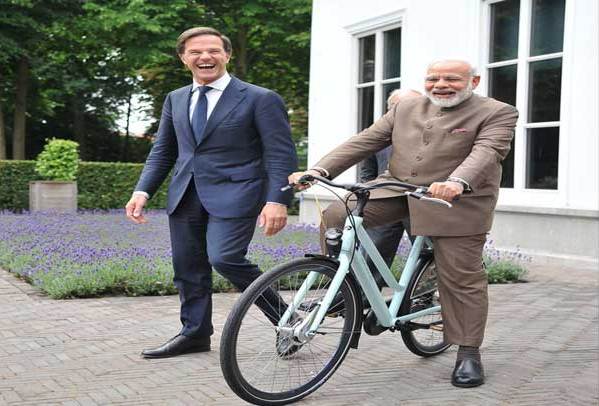 PM Mark Rutte gifts a bicycle to Narendra Modi