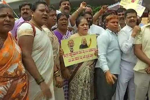 Congress protest  against income tax department 