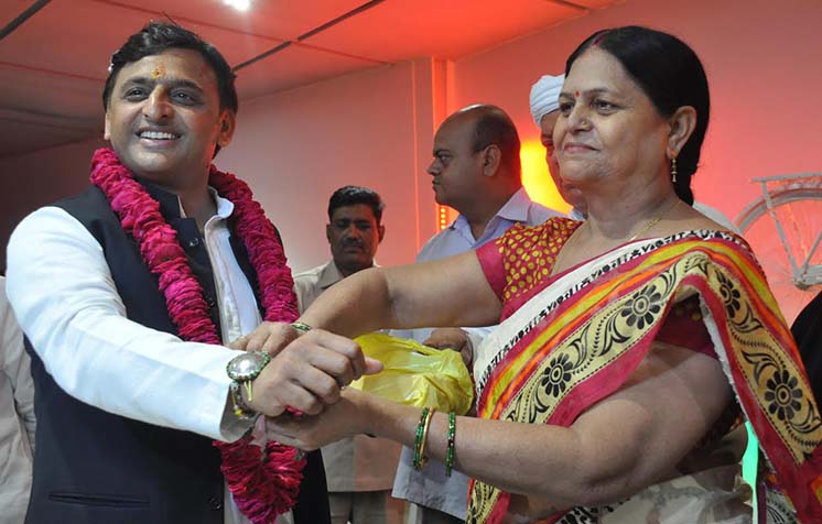 A woman ties Rakhi to Uttar Pradesh Former Chief Minister Akhilesh Yadav 