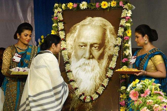 West Bengal Chief Minister Mamata Banerjee paying tribute to Rabindranath Tagore