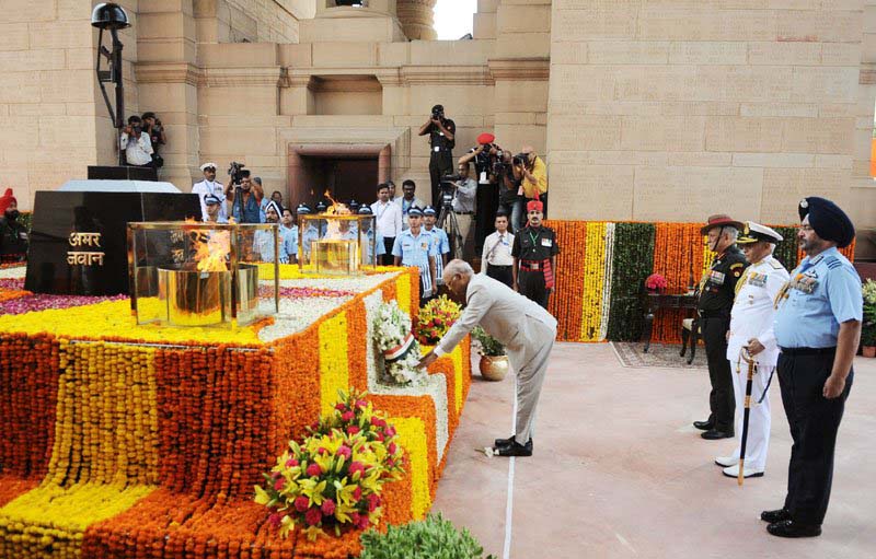 President of India Ramnath Kovind and the three Service Chiefs pays tribute at the Amar Jawan Jyoti