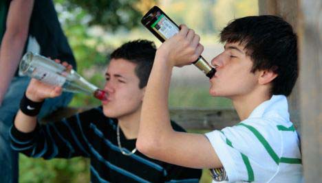 Binge drinking in early 20's can alter your brain functioning, especially for men (File Photo)