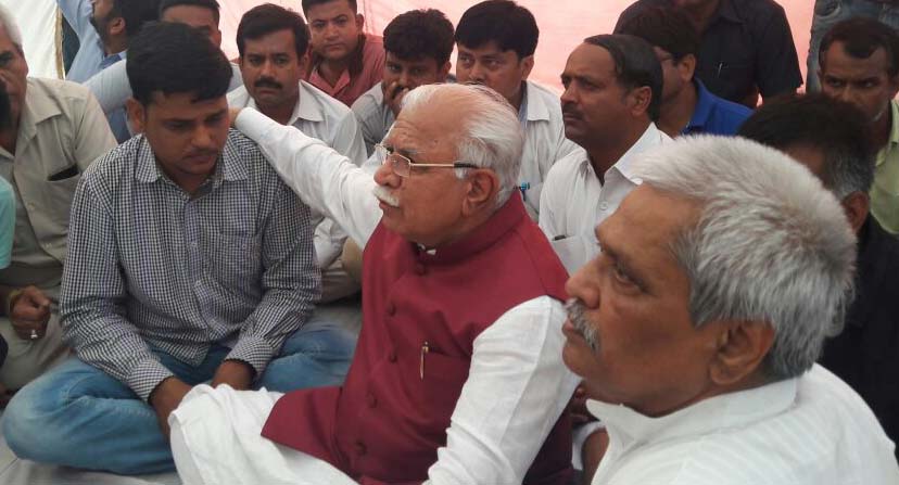 Haryana Chief Minister Manohar Lal Khattar meeting Pradyumn's father