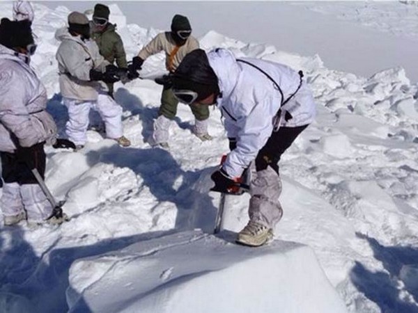 Indian army carry out the cleanliness drive at Siachen