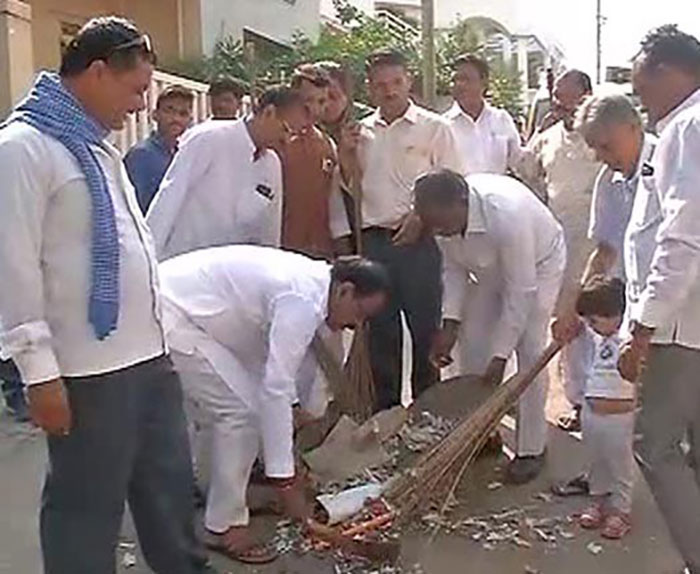 Alok Sanjar with party workers Swept the leftovers 