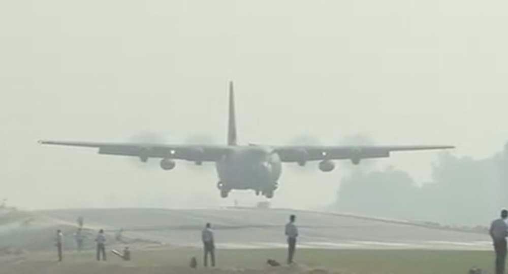 Super Hercules aircraft came to a full stop on landing on  Lucknow-Agra expressway