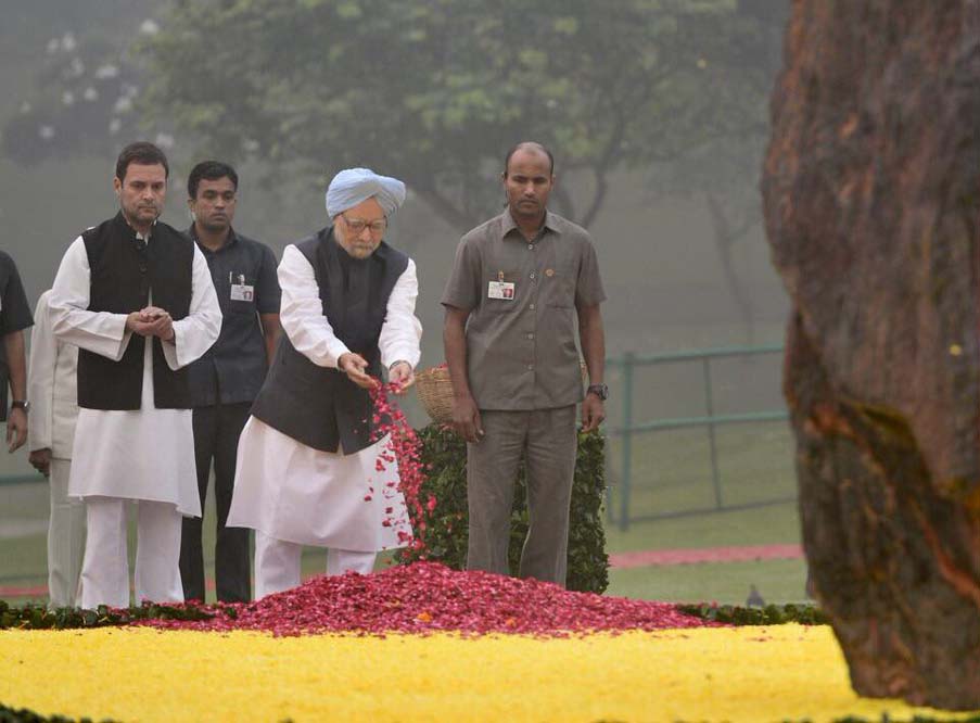 Former prime minister Manmohan Singh and Congress vice president Rahul Gandhi paying floral tributes