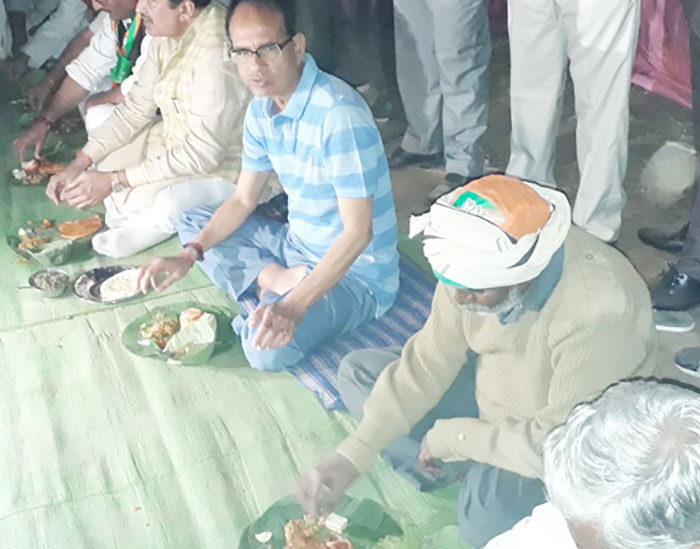 Shivraj Singh Chouhan dined with the Adivasi community