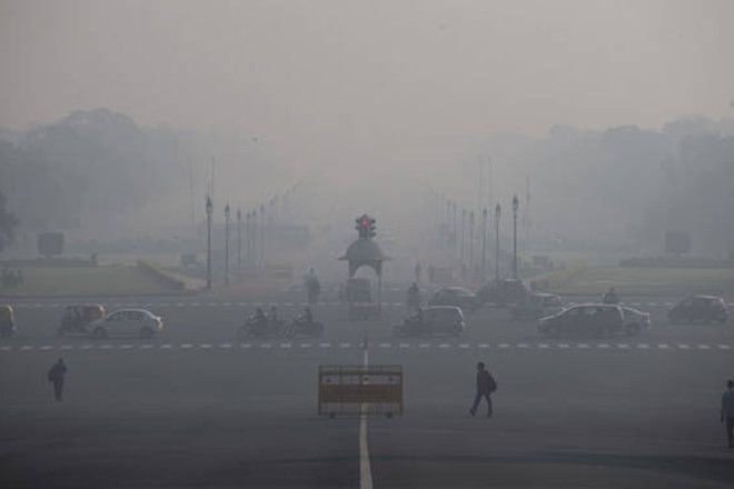 Smog sweeps over Delhi