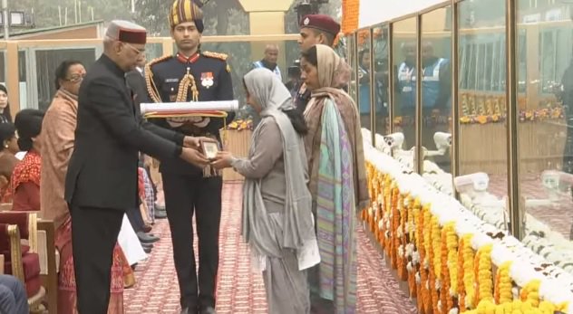 JP Nirala's wife receiving award from President Kovind