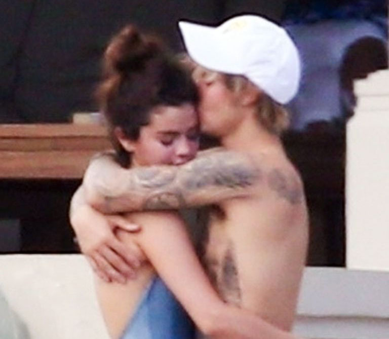 Hollywood singer Justine Bieber hugging his Girlfriend Selena Gomez