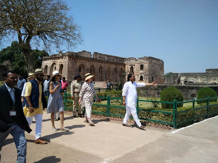 Hillary Clinton visits Jahaz Mahal 