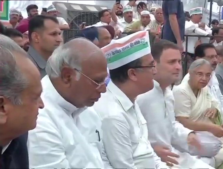 Rahul Gandhi with other leaders 
