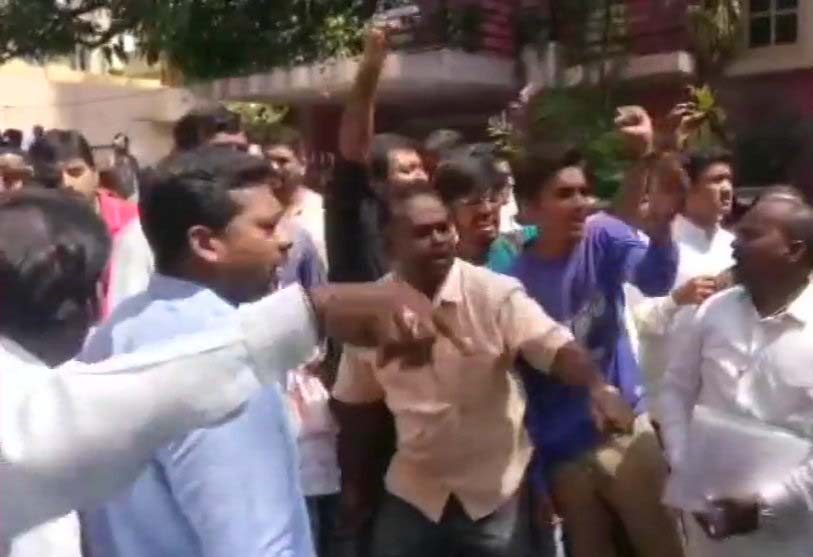 Clash Between two groups during Karnataka voting 