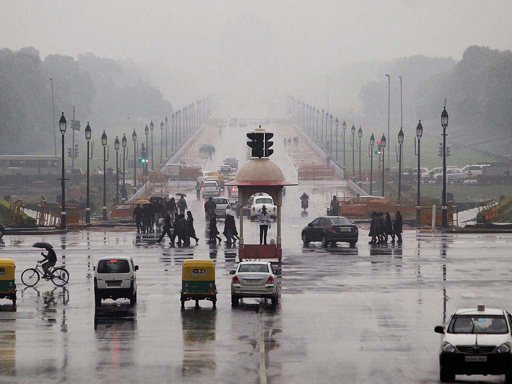 Rain lashes delhi