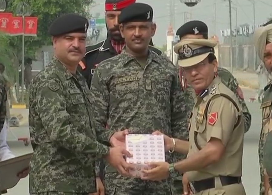 Pakistan Rangers and BSF exchange sweets at Attari- Wagah border
