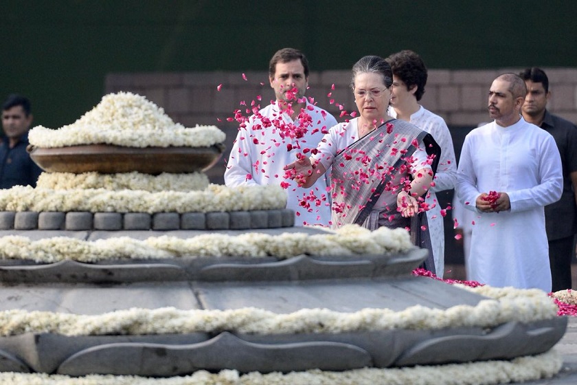 Sonia Gandhi pays floral tribute to late prime minister Rajiv Gandhi