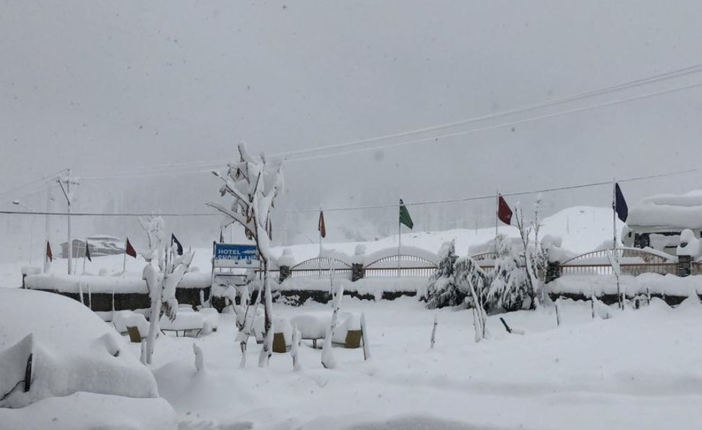 Srinagar receives first snowfall of the season