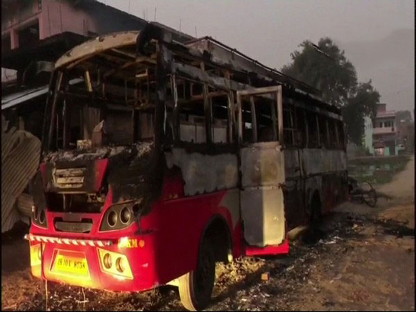 Buses torched by Naxals in Bihar's Aurangabad  on Saturday night