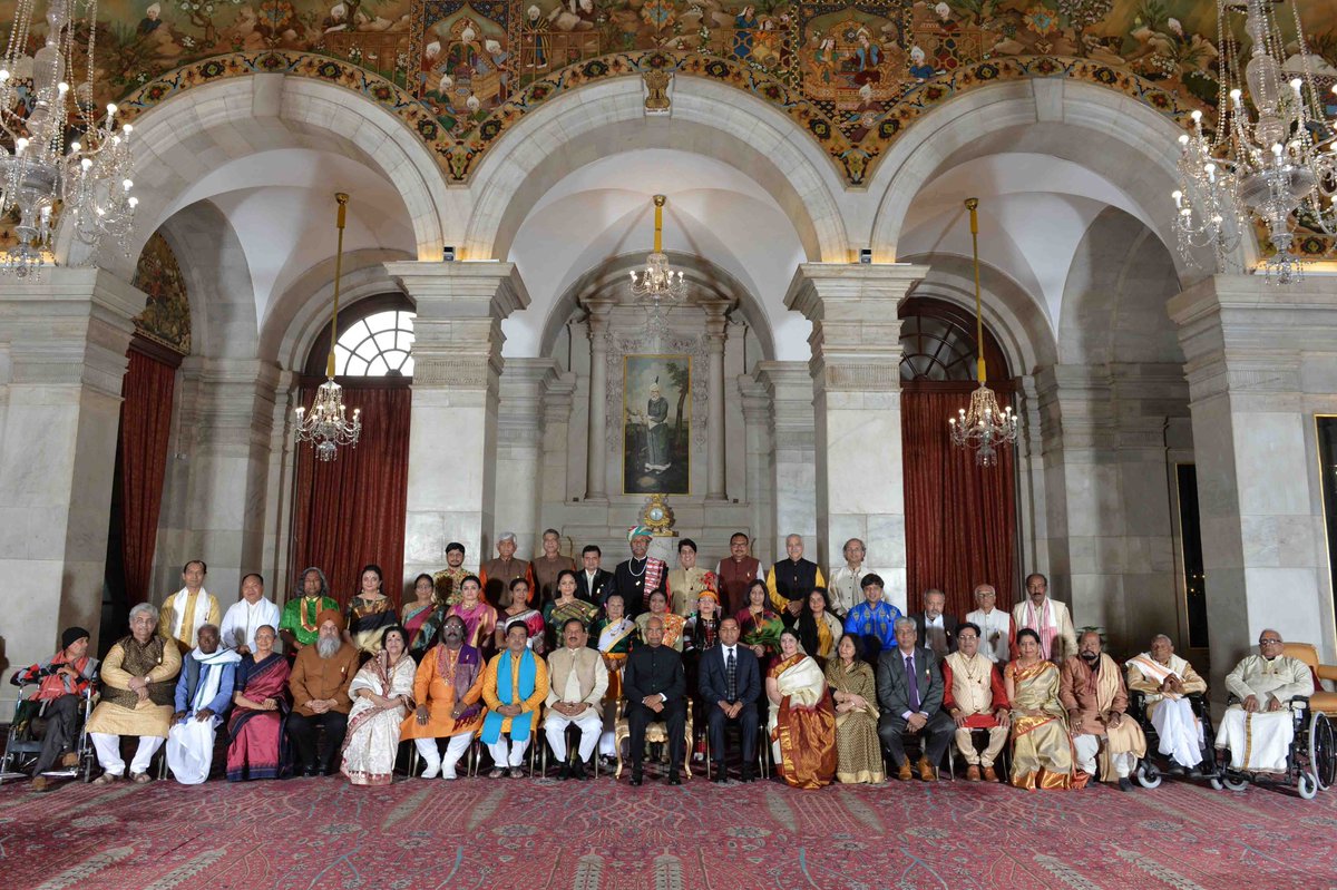 President Ram Nath Kovind  with the 42 noted artistes