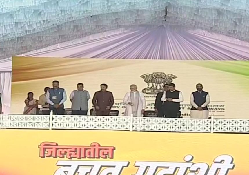 Prime Minister Narendra Modi launches various development projects in Yavatmal