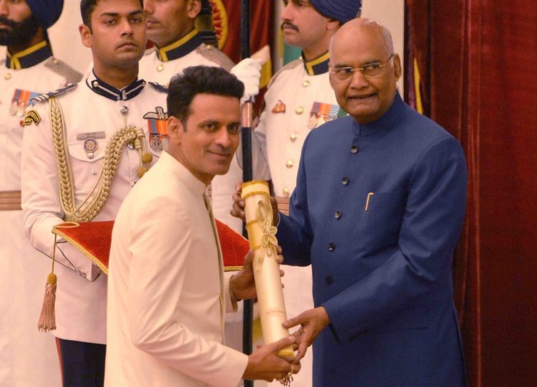 Manoj Bajpayee receiving Padma awards from President