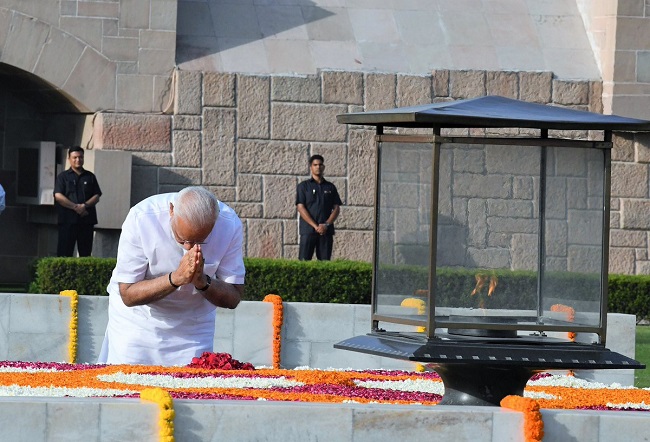 Narendra Modi pays tributes to Mahatma Gandhi