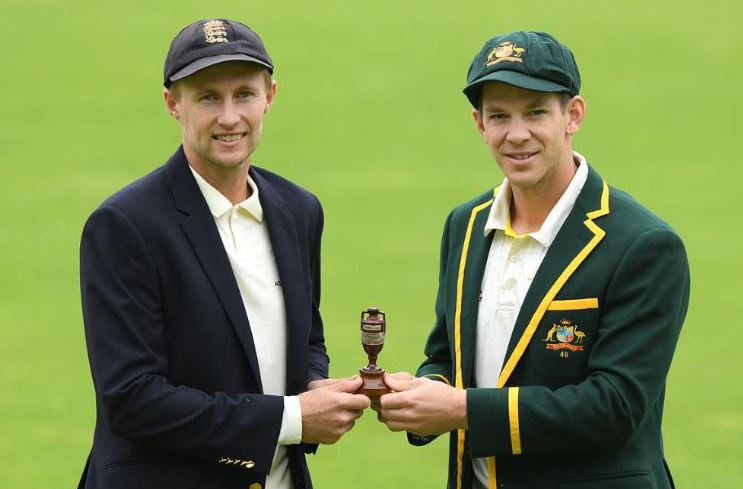 England captain Joe Root and Australia captain Tim Paine with 'Ashes' trophy