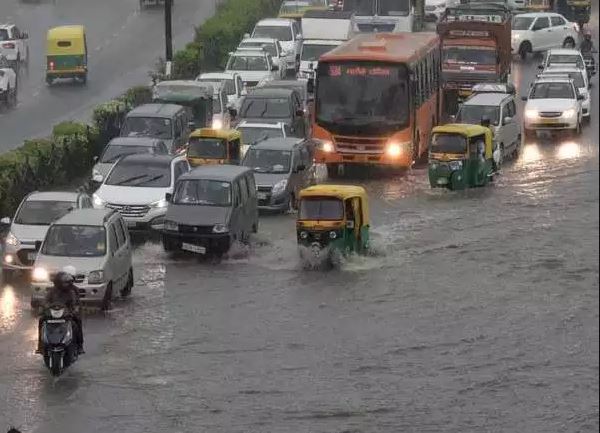 Waterlogging and traffic snarls  due to Heavy Rain in Delhi