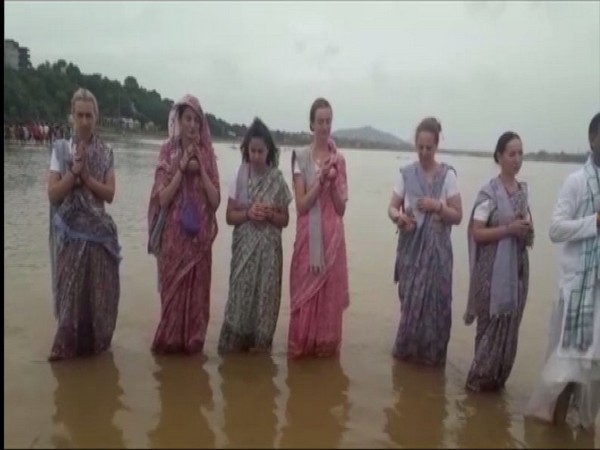 Russian women performs Pind Daan at a ghat in Gaya