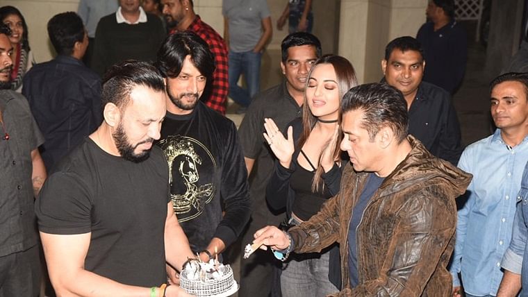 Salman Khan cuts cake on his birthday