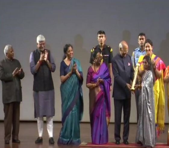 President presents 'Nari Shakti Puraskar' to Bina Devi (File Photo)