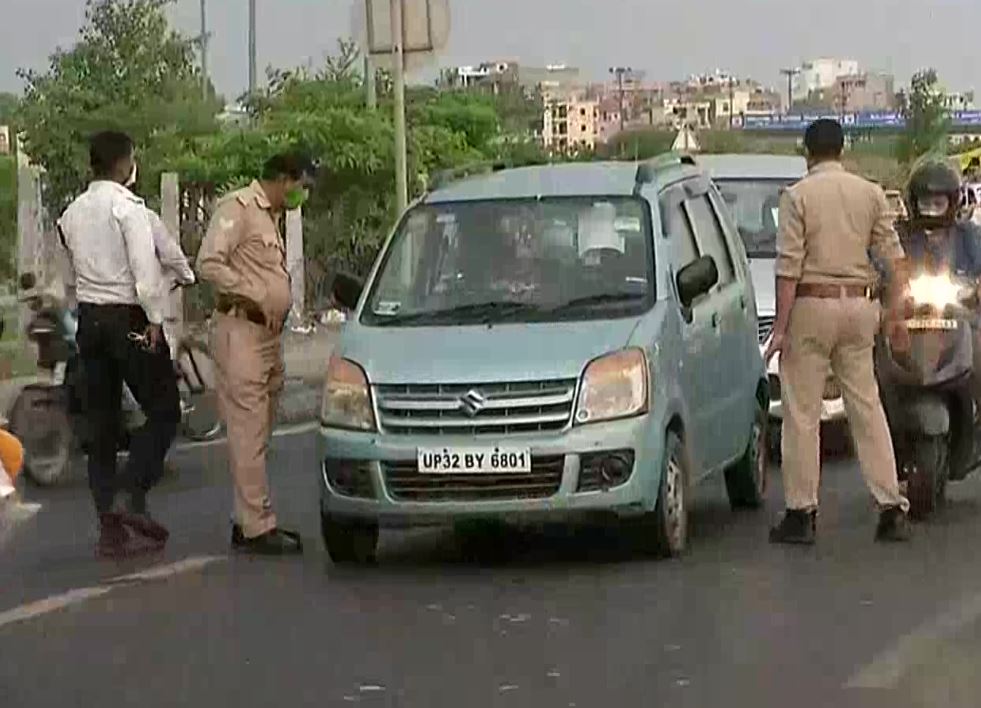Police personnel check vehicles at Ghazipur-Ghaziabad (Uttar Pradesh) border.