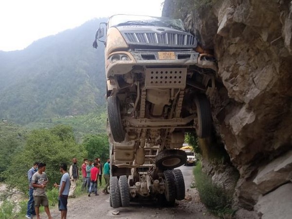 A truck overturned, blocking the Garsa-Bhuntar route