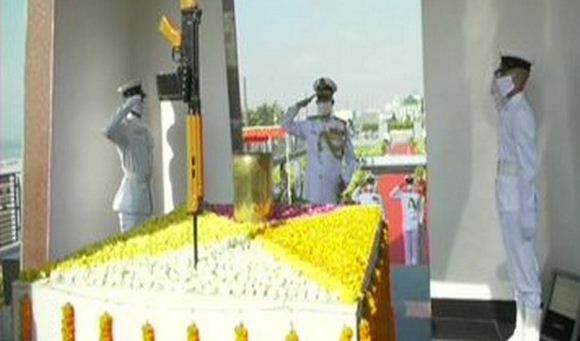 Flag Officer Commanding-in-Chief, Vice Admiral Atul Kumar Jain of the Eastern Naval Command paying tribute at Sea War Memorial in Visakhapatnam on Sunday.