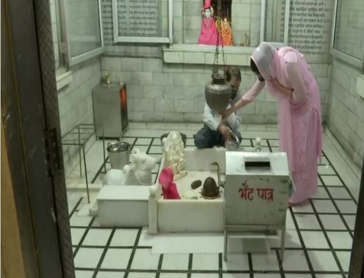Devotees performing pooja at the Prachin Shiva Temple in Connaught Place on the fourth Monday of Sawan month today.