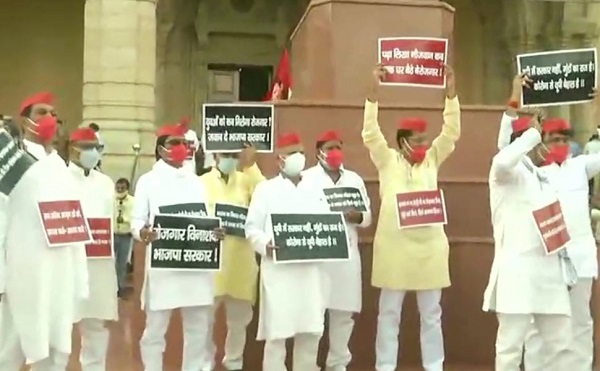 Samajwadi Party MLAs hold protest against the state government