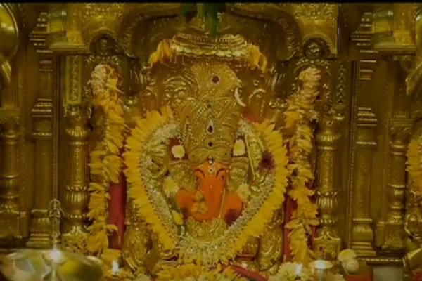 Aarti at Siddhivinayak Temple